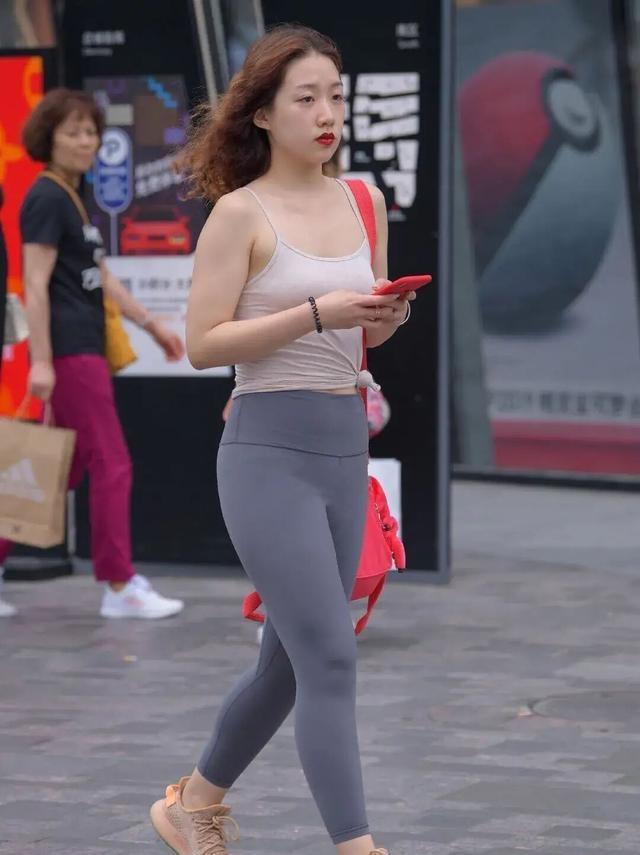 卫衣|穿着打底裤俏皮又活泼，更迷人和自信，又有优雅小知性