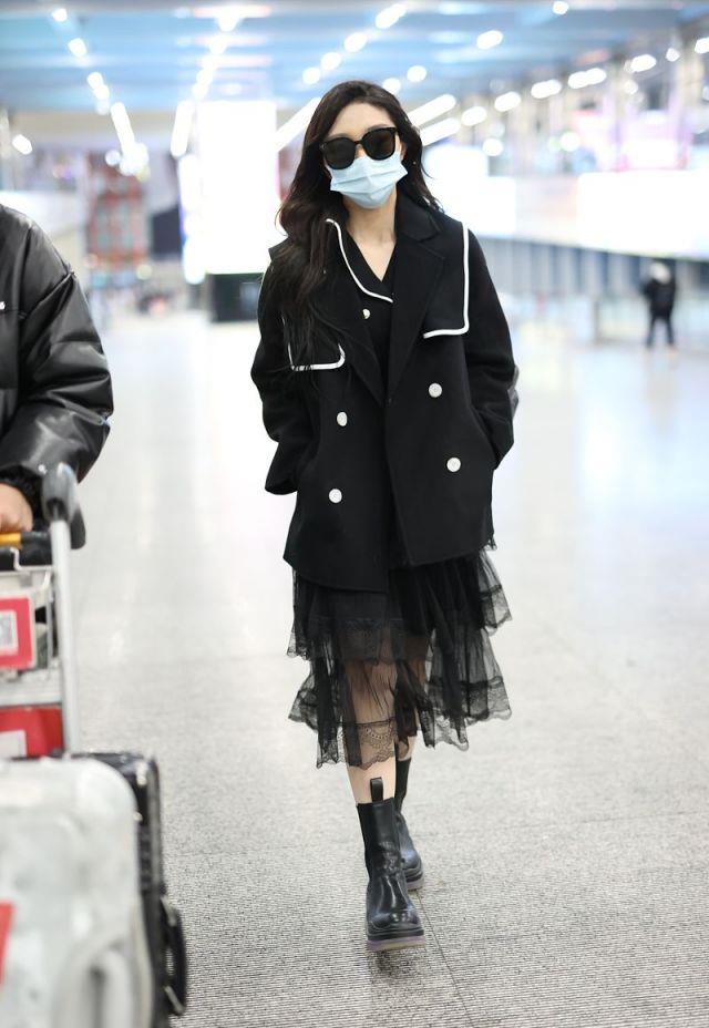 长发|赖美云穿黑色上衣搭黑色薄纱裙，长发飘飘，时尚迷人又潇洒