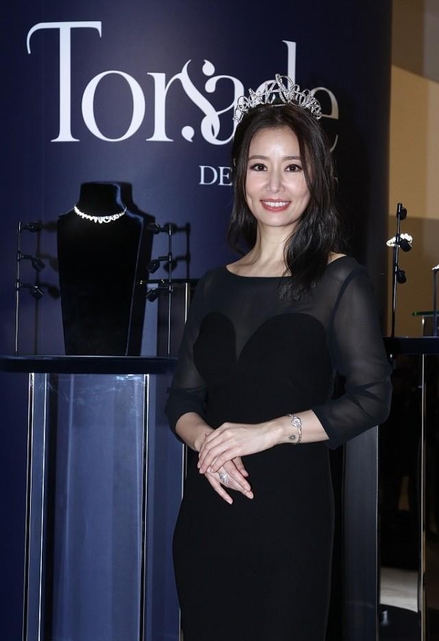 服装|林心如就算戴着王冠，感觉也挺接地气的，裙子透着肉，但却不低俗