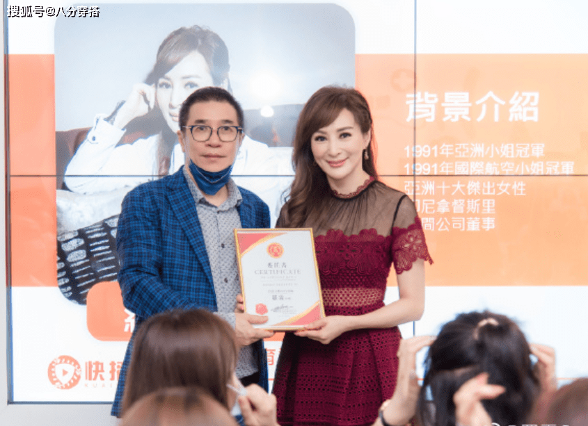 魅力|罗霖一点不服老，身穿白色西服套装知性干练，状态不输00后