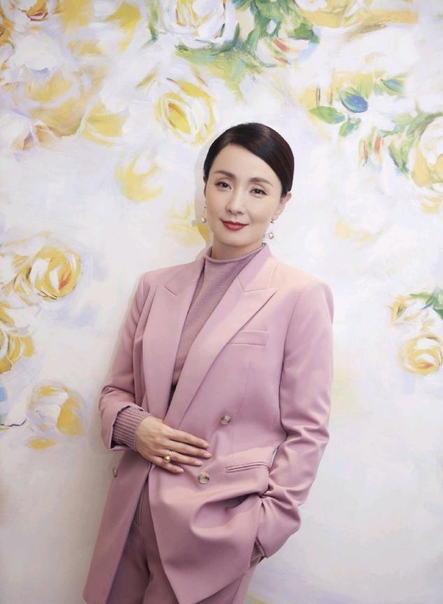 陶虹|有肚子的女人别只会“塞衣角”，学学陶虹的藏腹穿法，显瘦又时髦