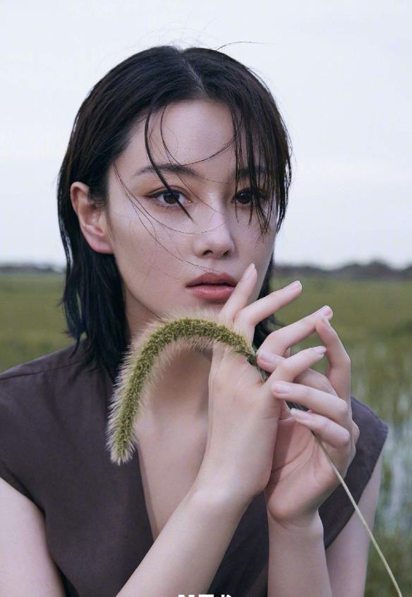 曲线|张馨予罕见晒公路野生大片，放飞自我展现曼妙曲线，身材火辣性感