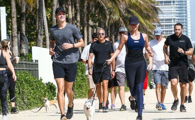 健美|伊万卡穿一身运动装和老公库什纳一起跑步，身形健美，好迷人