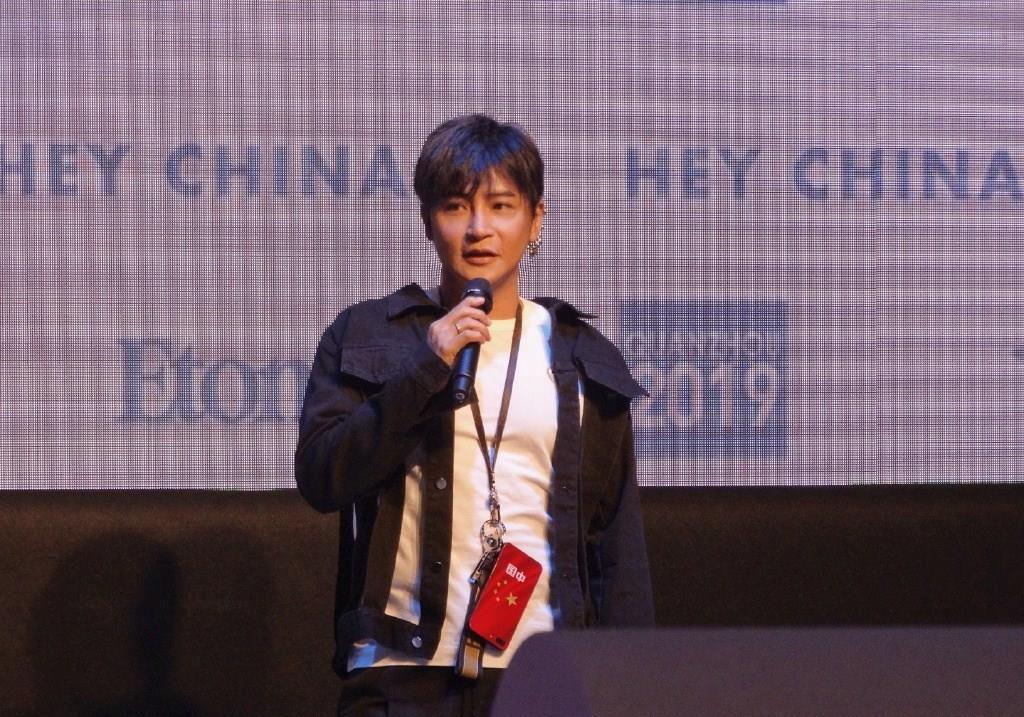 挺阔|陈志朋真厉害，穿大衣紧身衫秀小腰，把“乖乖虎”苏有朋都比下去