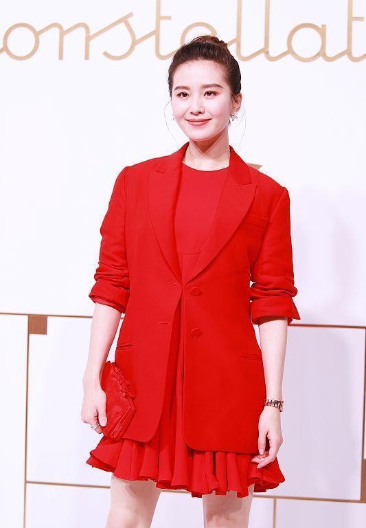 蓝色|刘诗诗与外国女明星合影，就算身高不够，但气场没输，替她捏把汗