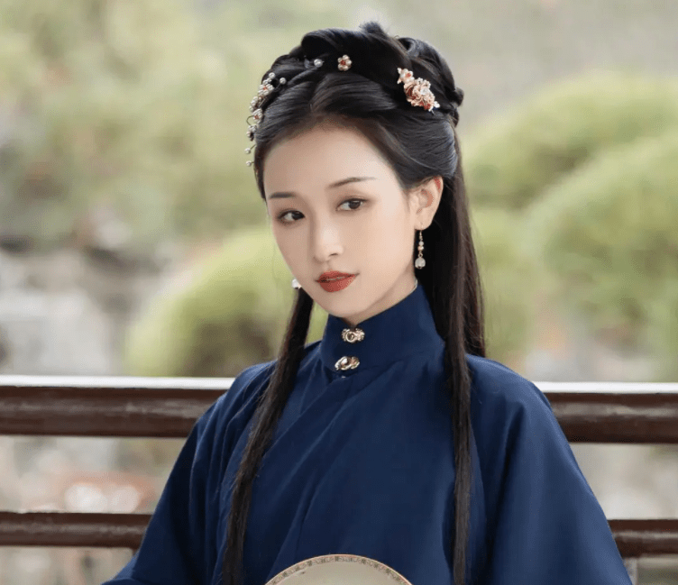 发髻|如今女主古装造型有多敷衍!一根簪子一个花环,还不如以前的丫鬟