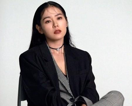 黑色|40岁孙艺珍还是很美，穿大红色西服外套不仅不俗气显老，还很优雅