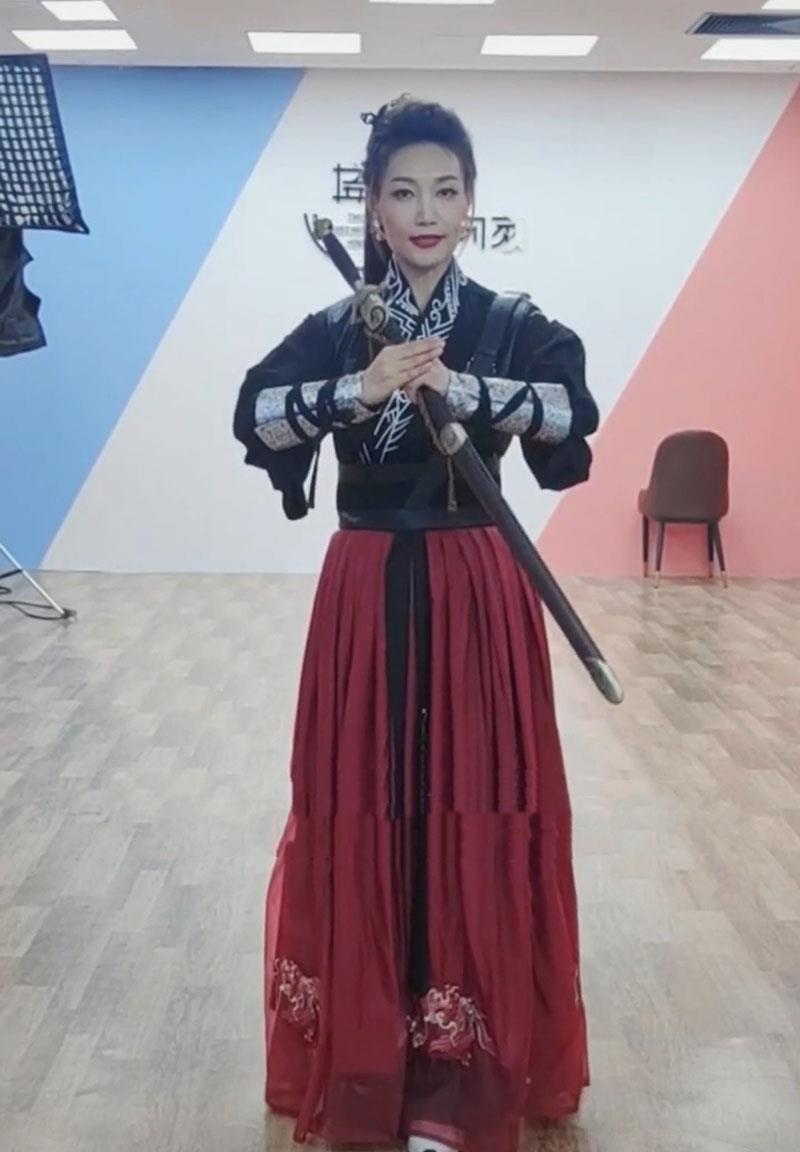 长剑|44岁李梓萌真是宝藏女孩！留长发穿古装如侠女，挥长剑耍帅太可爱