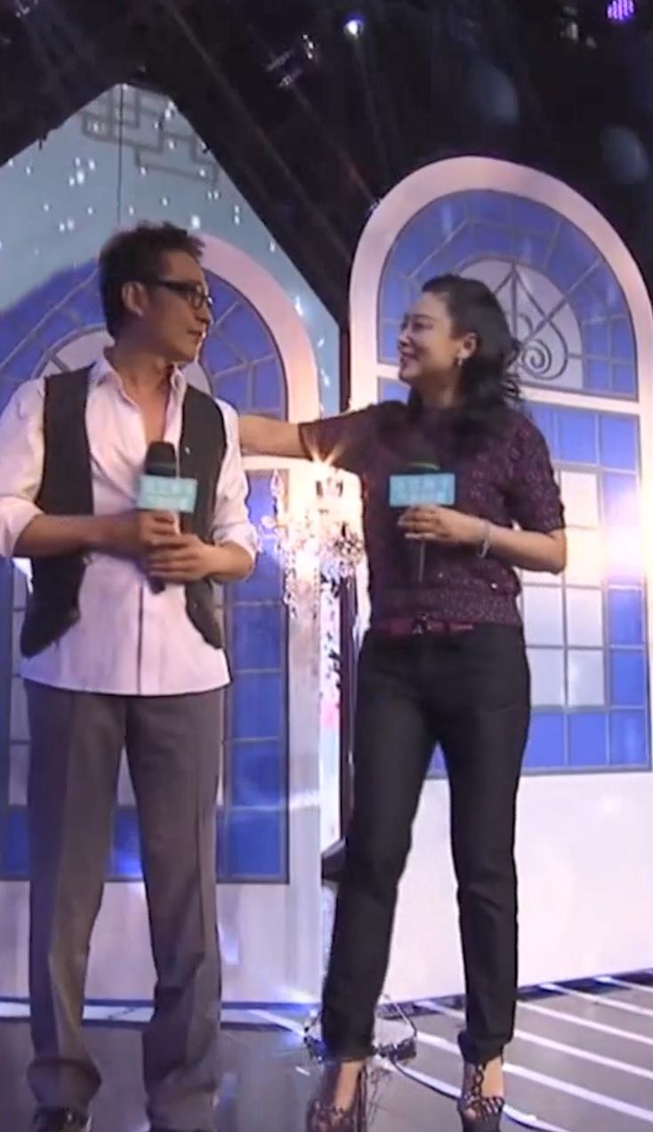 身材|陈红真放得开,穿秀腰针织衫跟咆哮帝玩转圈圈,不怕陈凯歌吃醋