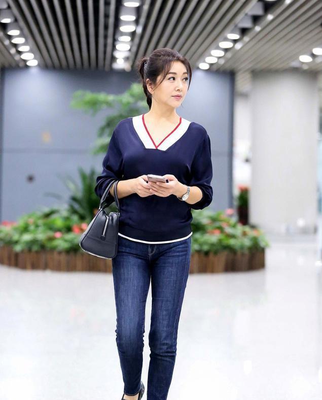 整体|53岁江珊穿得和普通人一样,气质却优雅迷人,一张天然脸真的抗老