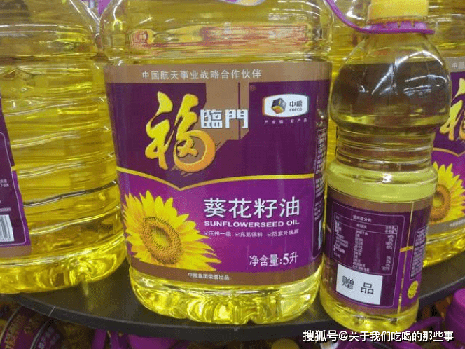 买油时 深色 好还是 浅色 好 老榨油工 区别不小 别买错 食用油 买油时 深色 好还是 浅色 好 老榨油工 区别不小 别买错 食用油