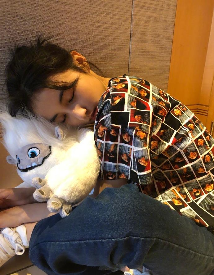 耳环|张子枫衣品真欣赏不来，个性独特的鬼马少女风，比真人秀里还抢镜