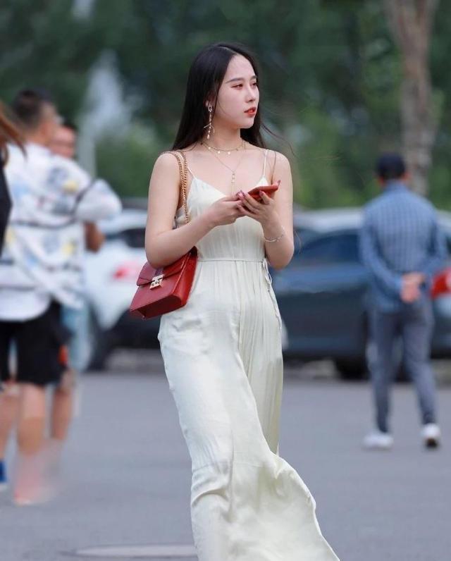 女士|长发美女身穿吊带裙，展现了迷人的风采，多姿的身材！