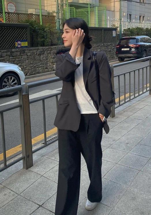 视觉|今夏“奶奶裤”又来炸街了，配上这几件上衣，气质优雅更时髦