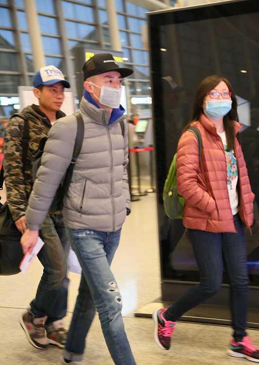 迷彩|霍建华出乎意料的有时尚感，外套又花俏又个性，看着真显年轻