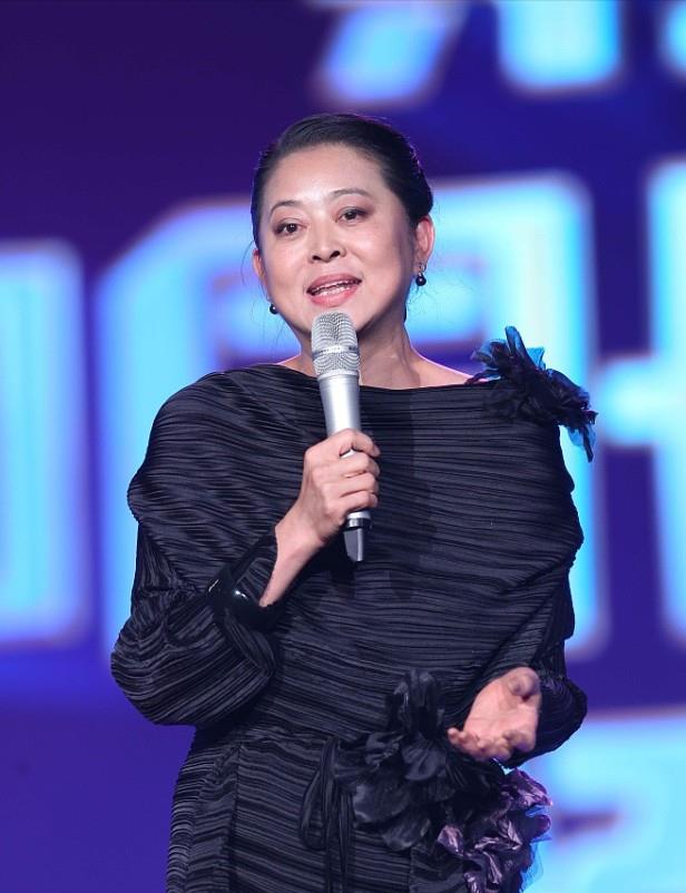倪萍老|62岁的倪萍老得不真实，妆容精致皮肤状态也挺好，一袭长裙显气质