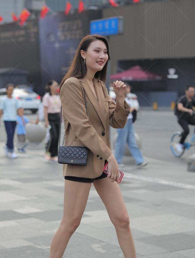 易让人|婀娜多姿的连衣裙美女,跟头发的颜色交相辉映,微笑迷人