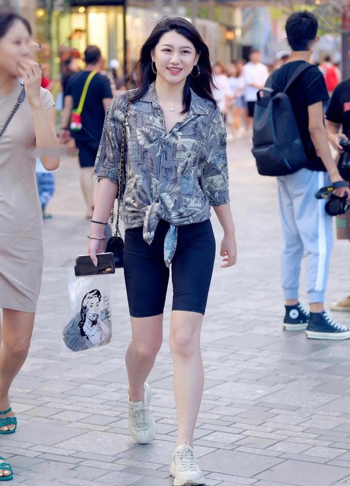 出其不意|美女更爱五分裤，显身材有气质，出其不意的组合才是亮点！