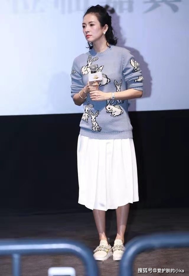 毛衣|章子怡也有可爱的一面，穿兔子毛衣好青春，气质温柔不见影后气场