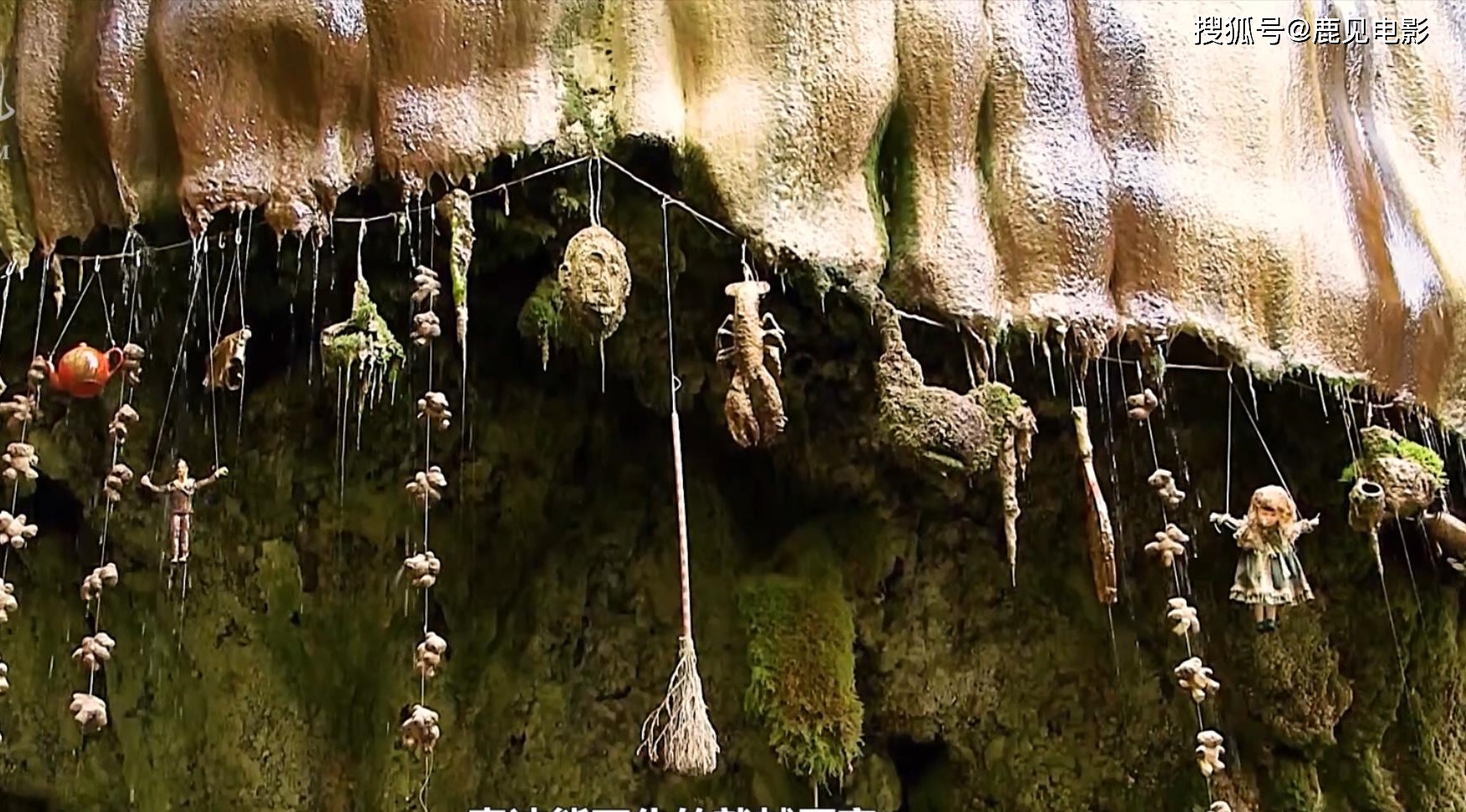 英格兰的魔方洞穴里，是什么让毛绒玩具泰迪熊变成了化石呢？