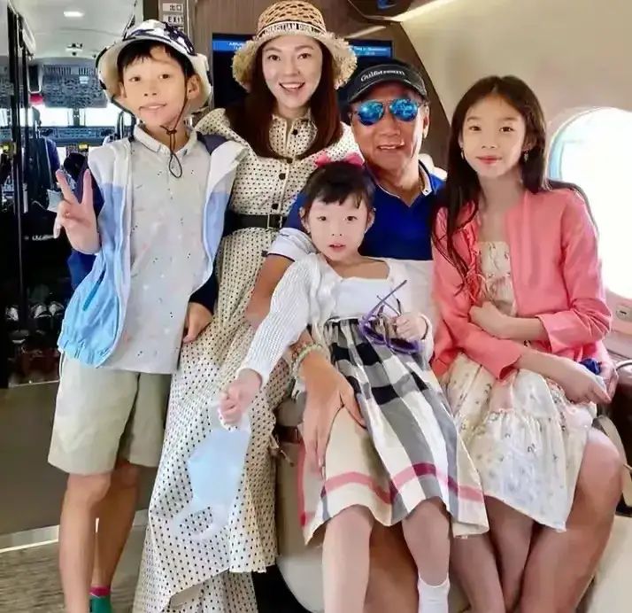 林心如|富士康老板娘参加阔太聚会，保养的好年轻气质，比林心如皱纹少!