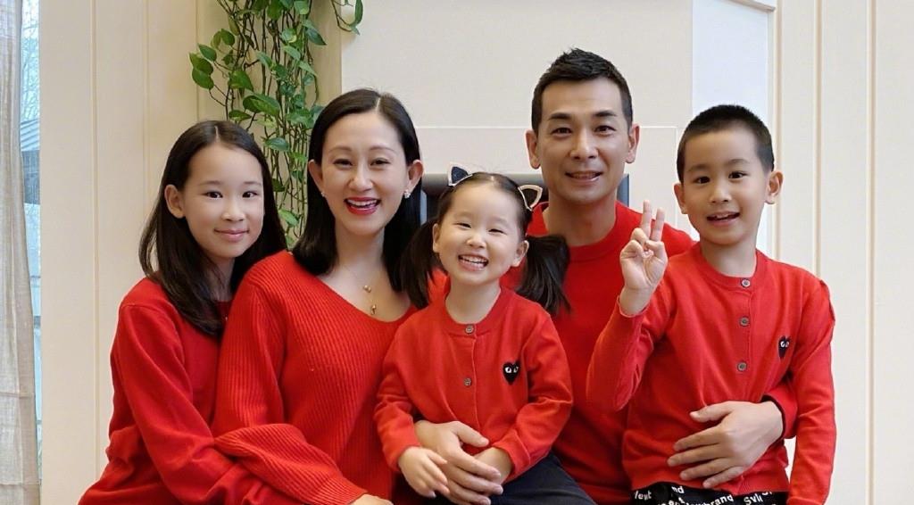 卡通|赵文卓一家出海过元旦,13岁女儿穿长裙似妈翻版,娇妻光脚好奔放