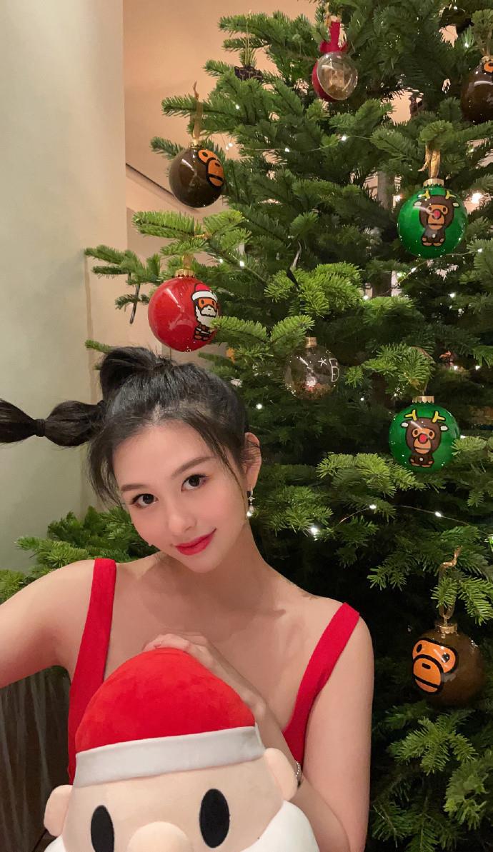 邱淑贞|邱淑贞女儿独自过圣诞，21岁穿吊带秀马蜂腰好知性，美成妈妈翻版