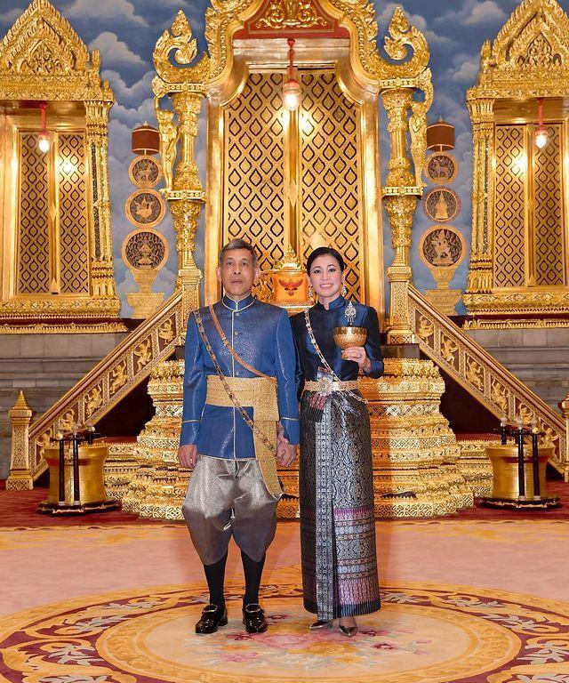 套装|苏提达王后晒Q版插画，穿蓝裙优雅端庄，经典泰式贵族气场！