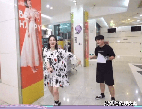 身材|谢娜产后直播玩懵主持人！导演小哥结巴插不上话，喊话挑战丁程鑫