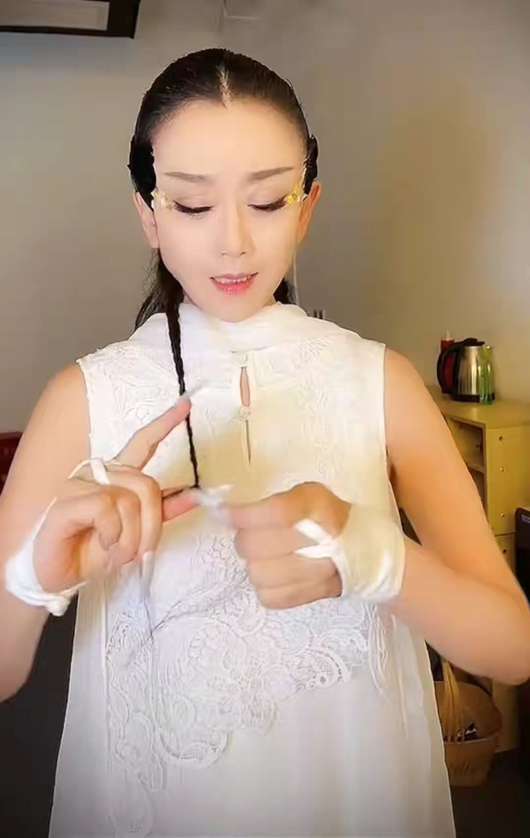 皱纹|杨丽萍老了却不敢素颜，录视频脸磨的没点皱纹，该面对现实了吧！