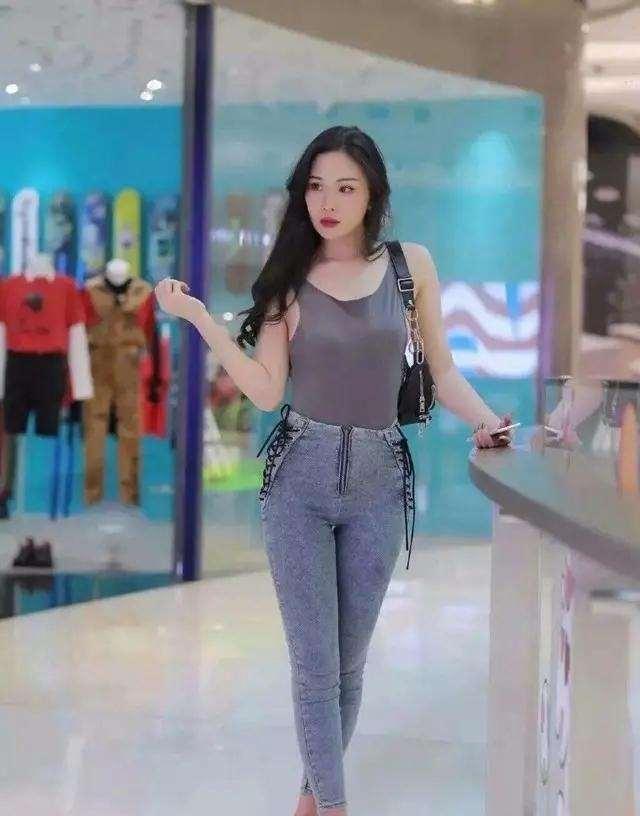 整体|黑色短袖加蓝色百搭打底裤，整体的色调会协调一些，显得小腿细长