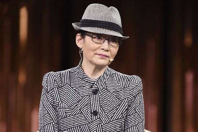 颜色|潘虹优雅老去很真实，虽然脸上皱纹明显，穿黑白长裙气质依旧高级