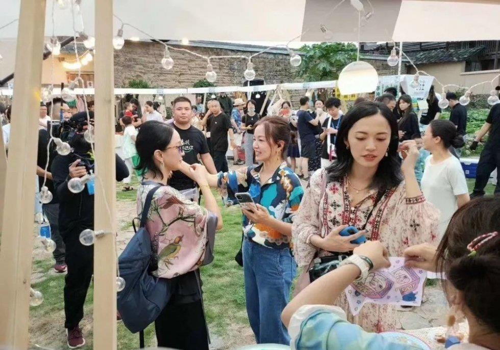 耳环|46岁周迅老了更惊艳，穿真丝衬衣美成“上海贵妇”，戴耳环显气质