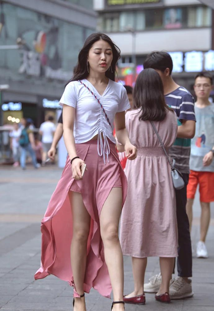 整体|白色抽绳设计的短袖，搭配粉红色开叉裙，好看又显身材