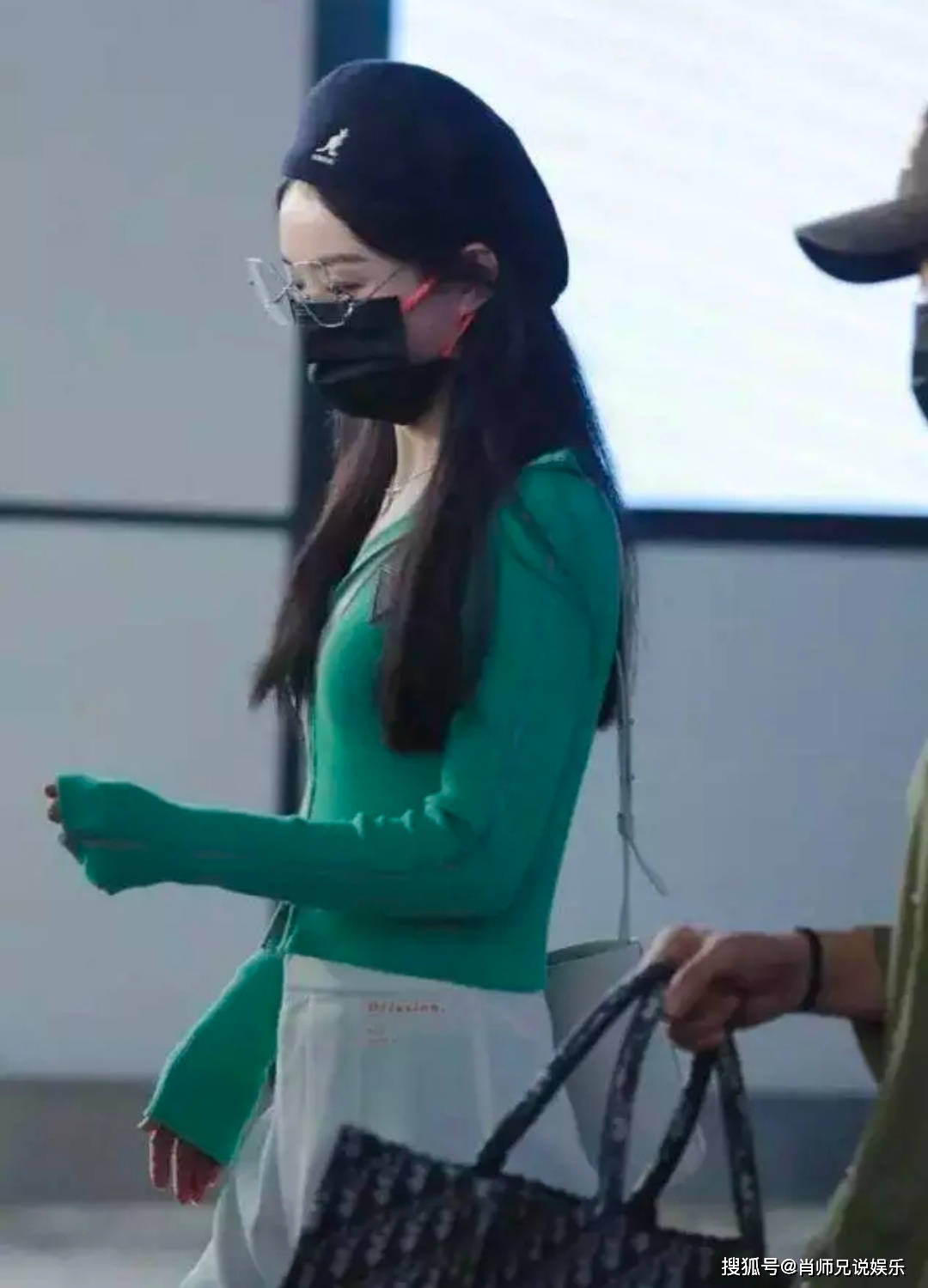 黑色|谢娜二胎后首次现身长沙机场，参与《快本》录制，赵丽颖同日抵达