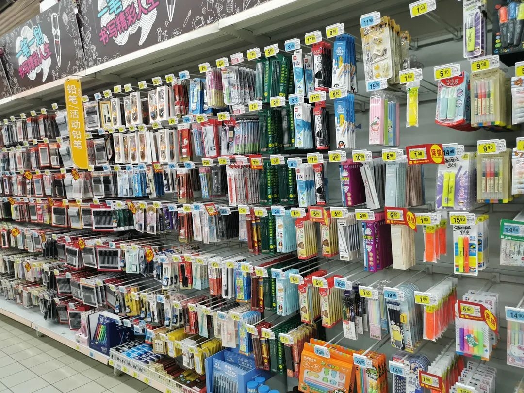 超市工作人员告诉记者,最近带孩子前来购买文具的家长已明显增多,超市