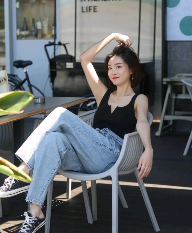 感觉|休闲风格的穿搭分享,这样搭配精致又减龄,还很有女人味