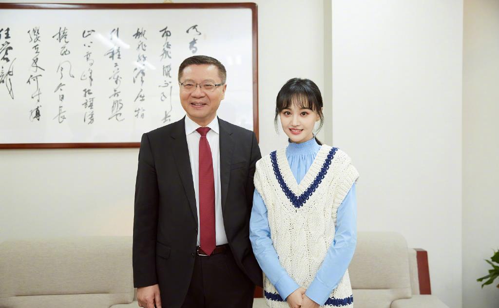 时尚|郑爽终于放狠招，穿短到大腿根短裤，168cm“竹竿腿”课桌坐不下
