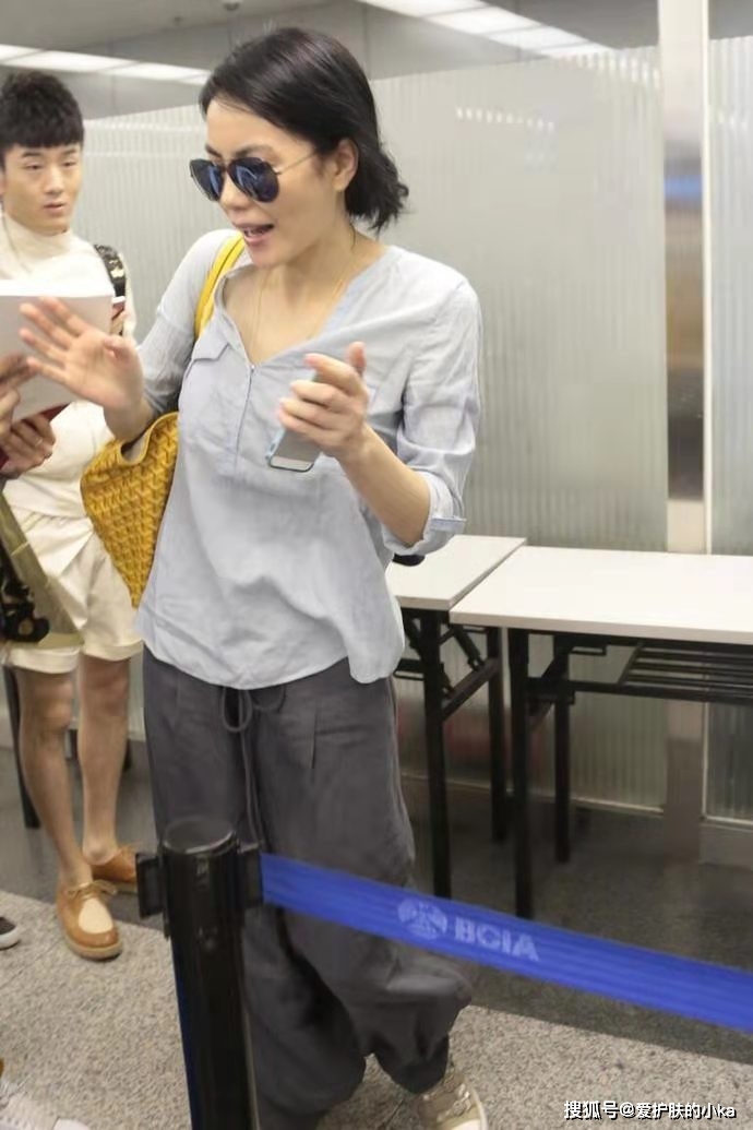 时尚|王菲向来随性惯了，穿宽松居家服就走机场，素颜出行哪像52岁
