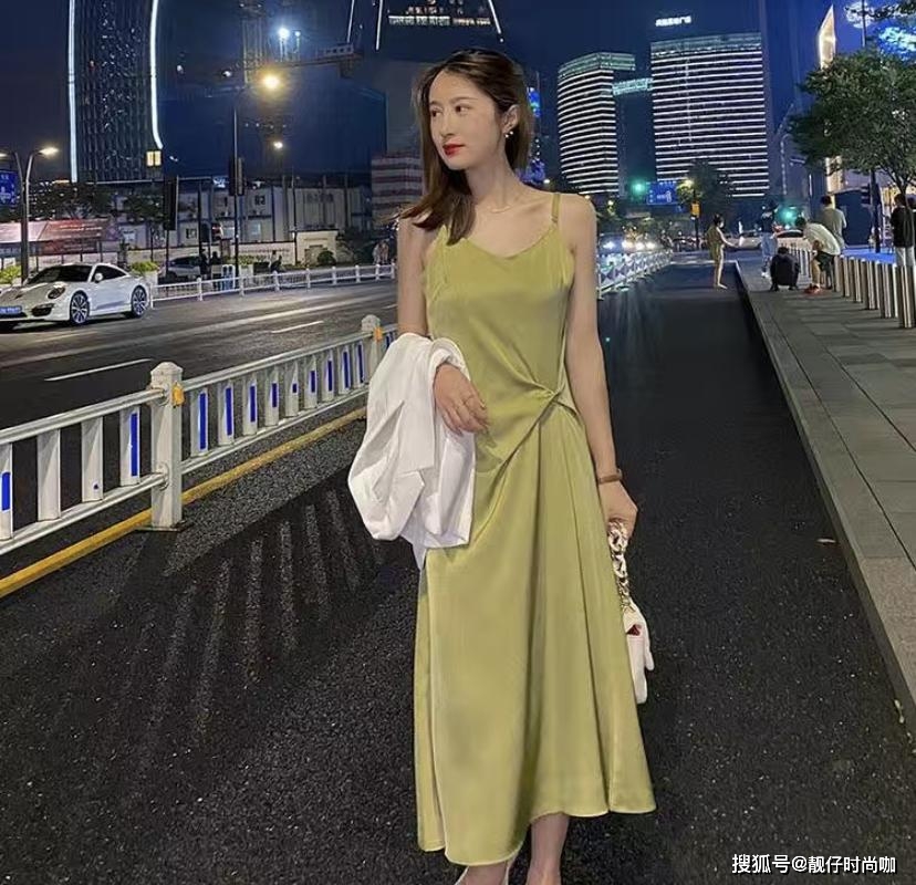 姐妹|没有裙装的秋天是不完整的，但裙装也不能乱选，赶紧学起来！