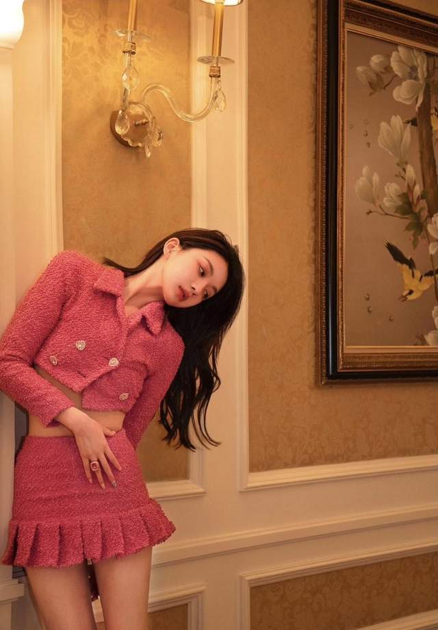 整体|秋天一定要穿一次“小香风套装”,高级不说还显白,美进骨子里