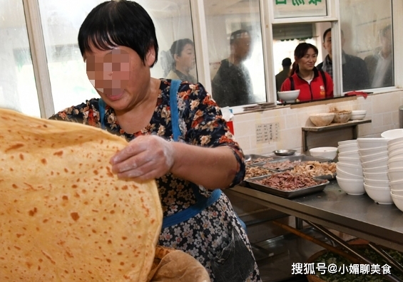 因为|母子二人开店卖“它”,早上6点就排起了长队,一天能卖400多碗!