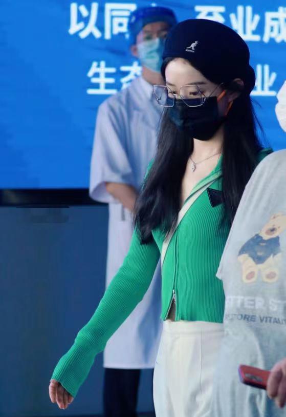 都是娜|谢娜生二胎后正式复工，张杰在家带三个孩子，给娃放漫画超有爱