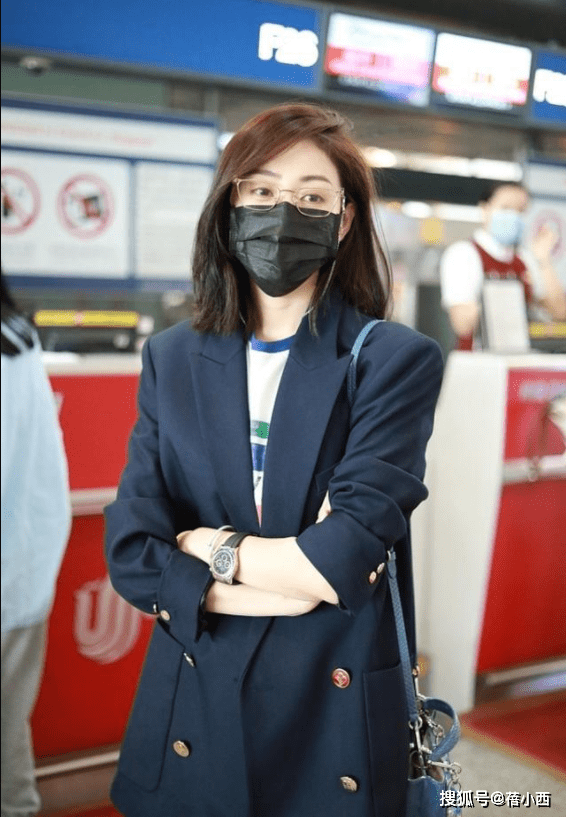 下半身|张天爱的私服穿搭真洋气，休闲西装配紧身牛仔裤，虽简约但很高级