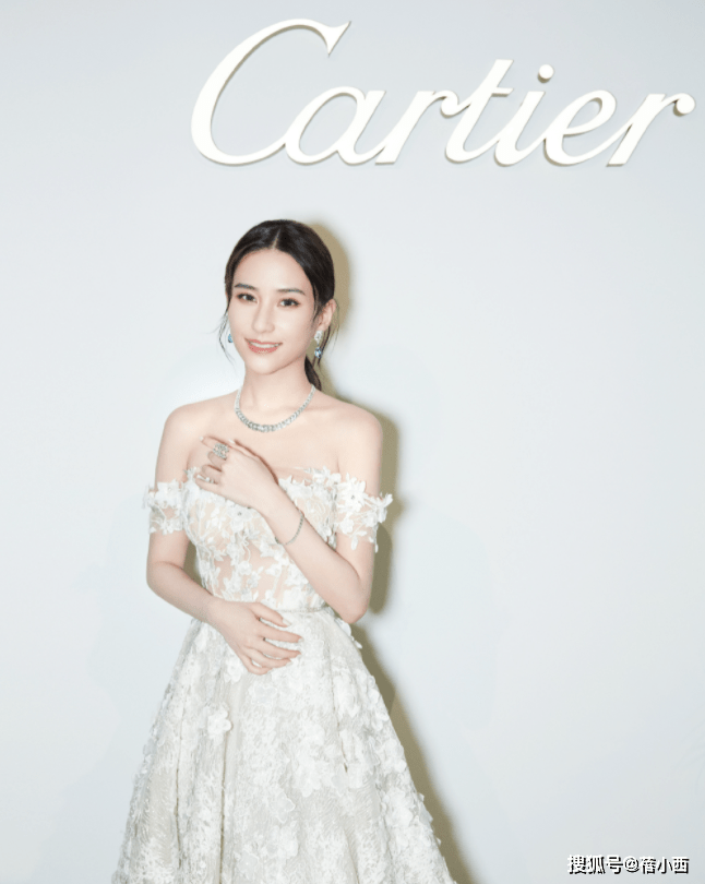 何超莲|何超莲身材这么有料？穿一字肩连衣裙，豪门出身却有“尤物气质”