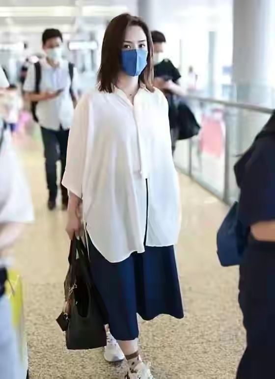 变化|阿娇变化太大了吧,穿宽松裙也难掩水桶腰,颜值再高也没身材!