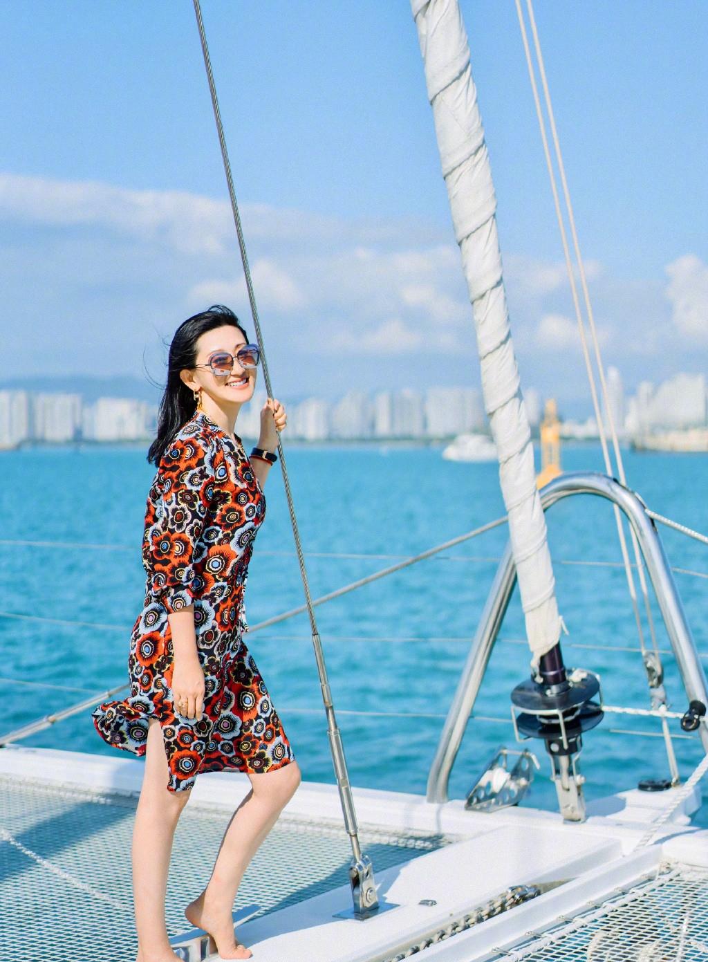 卡通|赵文卓一家出海过元旦，13岁女儿穿长裙似妈翻版，娇妻光脚好奔放