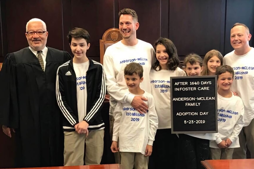 超有爱的同性夫妻 一口气领养6个兄弟姐妹 日子过成这样 史蒂夫