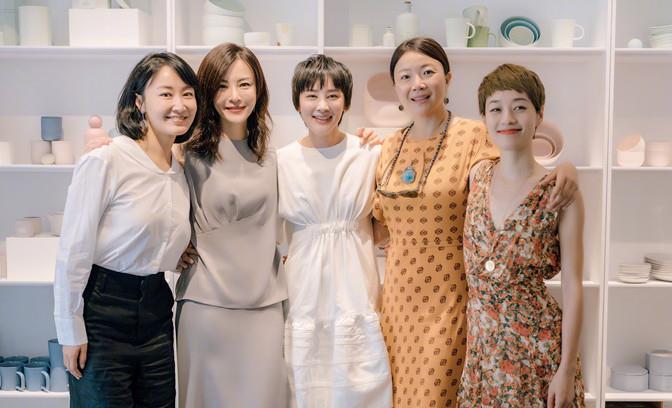 马伊琍|马伊琍罕见出街,穿运动背心肩窄背薄毫无赘肉,身材苗条哪像45岁