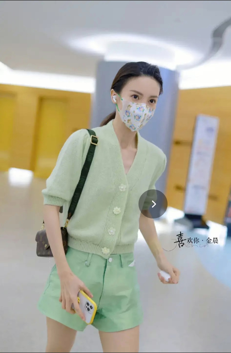 夏天|金晨：太瘦？一身绿色搭配显皮肤白皙，简约又小清新装时髦又凉爽